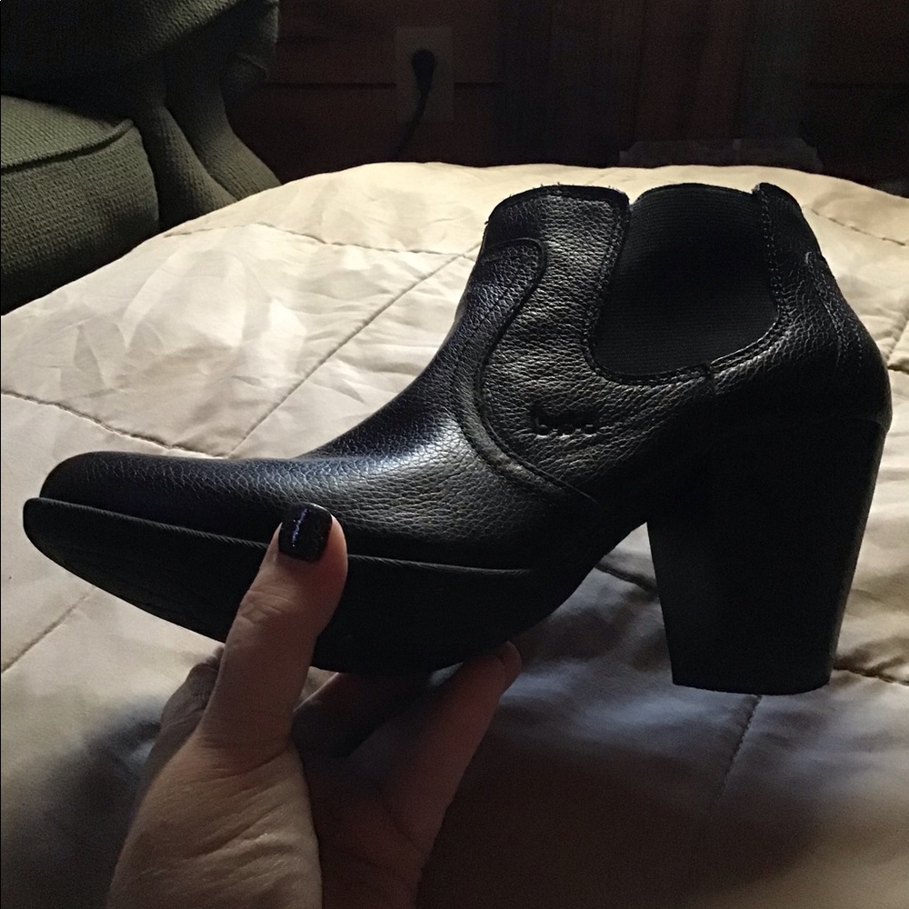 Shoes - Picture 2 of 4